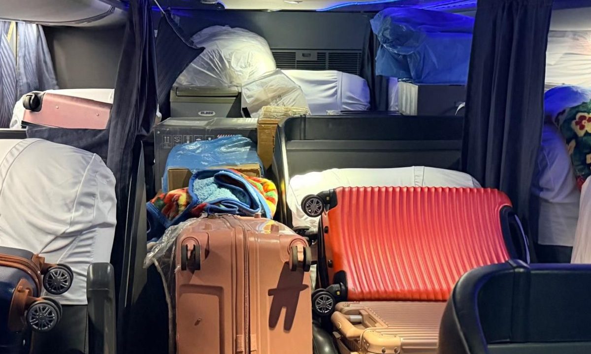 Receita Federal retém mercadorias avaliadas em R$ 3 milhões em ônibus de “turismo”; foto mostra malas onde produtos estavam escondidos