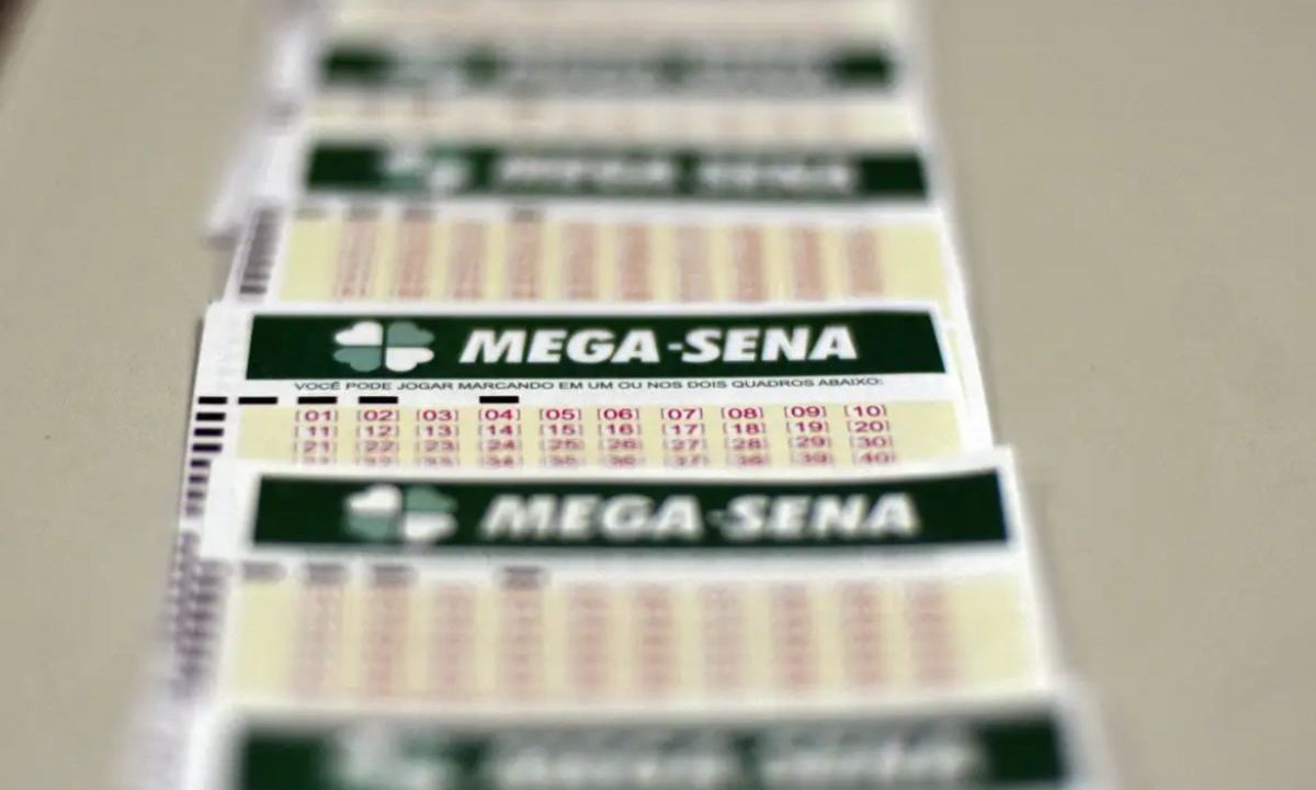 Foto de volante da Mega-Sena com resultados