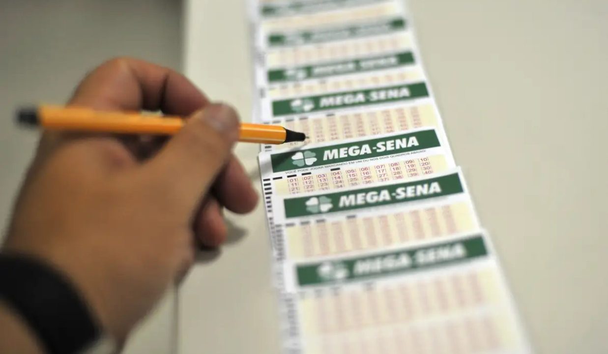 Mão preenchendo volante da Mega-Sena 2981