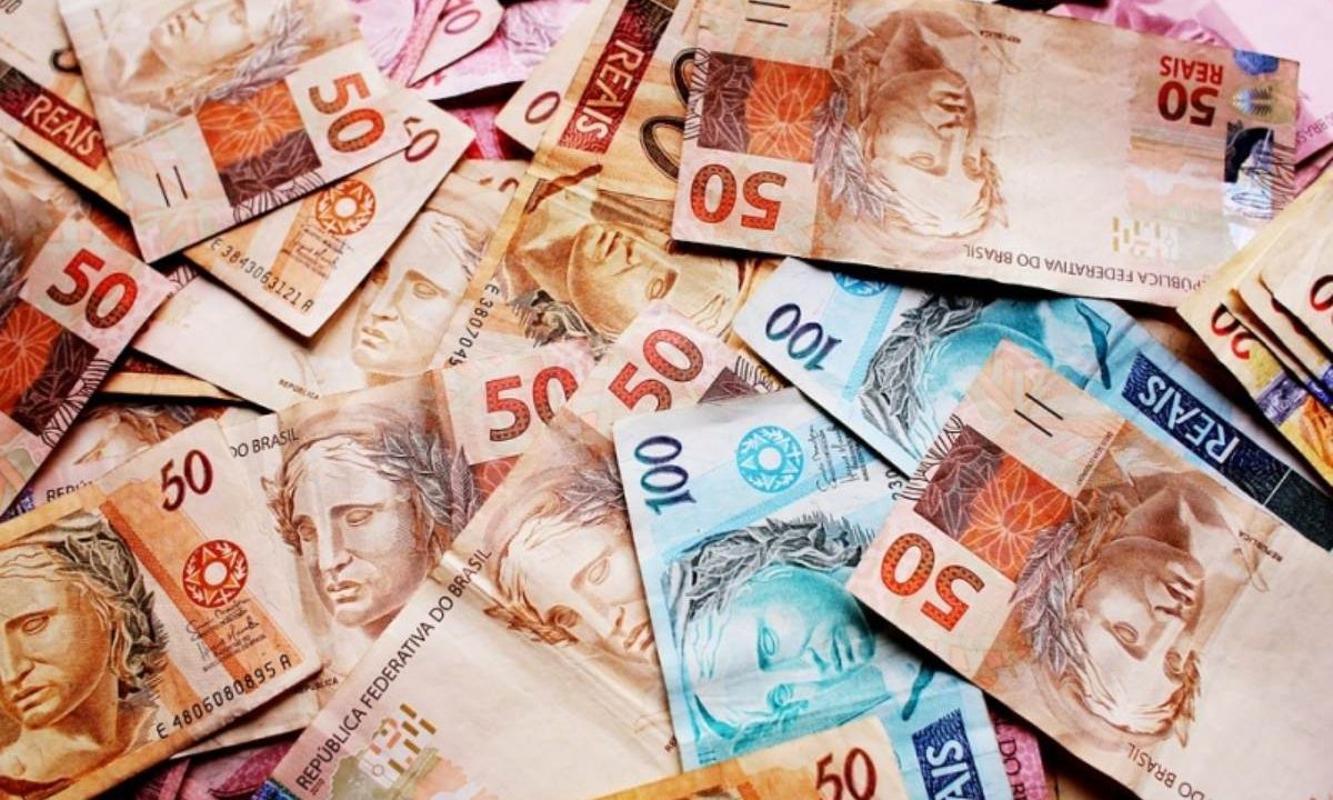 Foto de cédulas de reais espalhadas