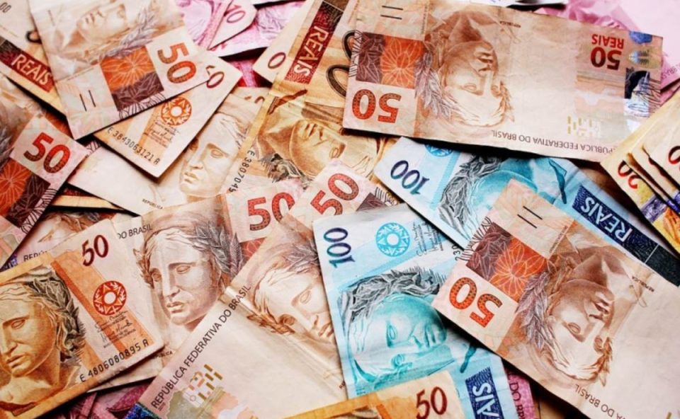 Foto de cédulas de reais espalhadas