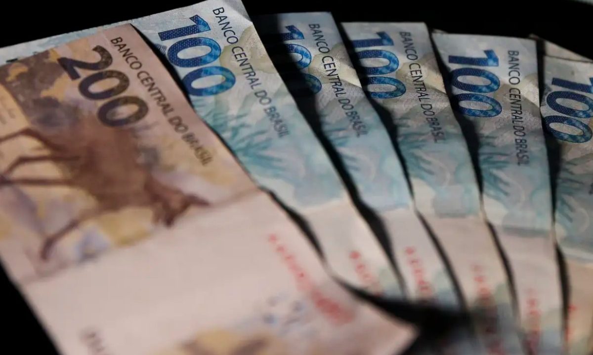 Foto de cédulas de reais em cima de uma mesa