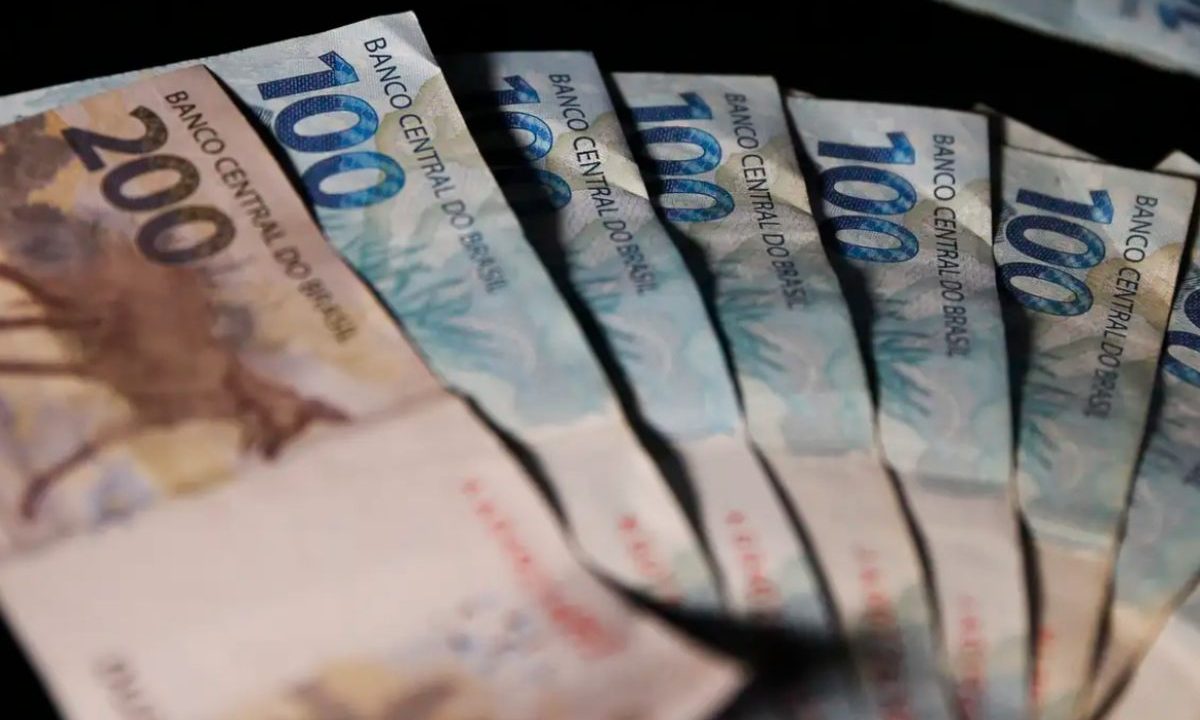 Foto de cédulas de R$ 100 e R$ 200 em cima de uma mesa; imagem usada para ilustrar matéria do resultado da Quina 6989