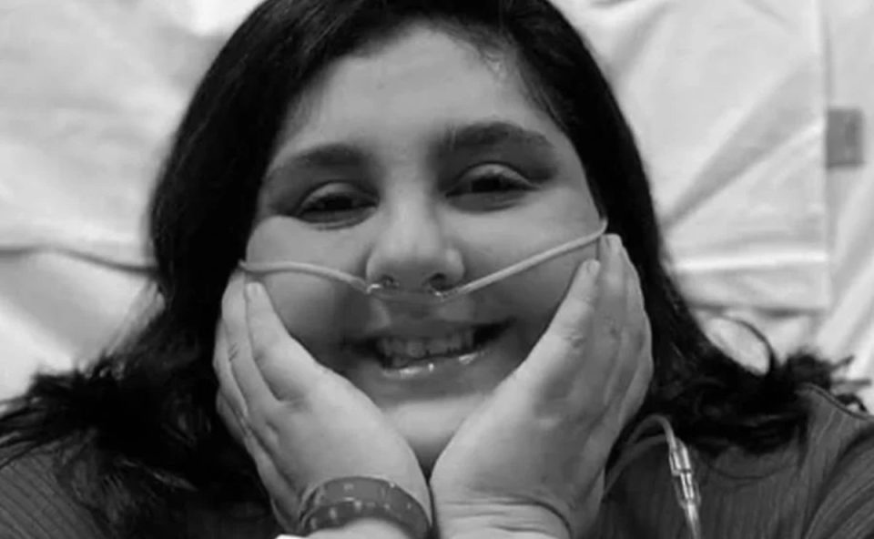 Rita Ephrem, influenciadora que morreu, colocando as mãos no rosto e sorrindo