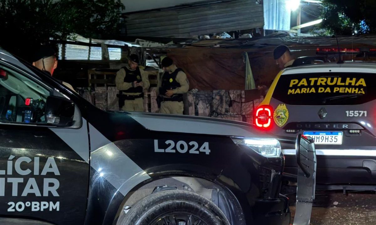 foto do local onde o segurança do tráfico morreu em confronto. na imagem aparece duas viaturas da polícia