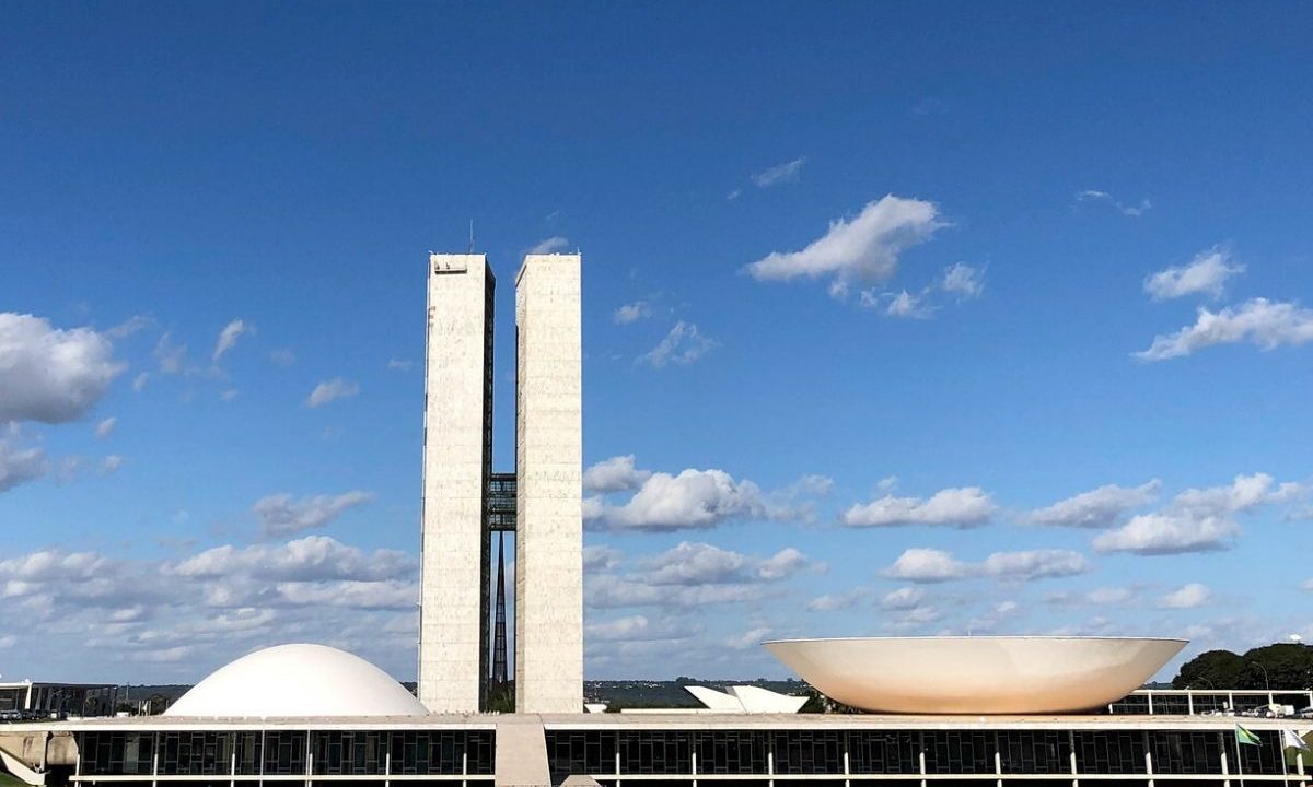 Senadores do Paraná assinam pedido para abertura de CPI para investigar caso Master
