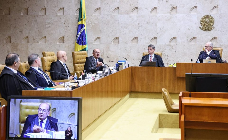 Ministros do STF aparecem sentados durante sessão plenária na Corte. STF condenou Governo de São Paulo a indenizar trabalhador rural preso injustamente por sete anos