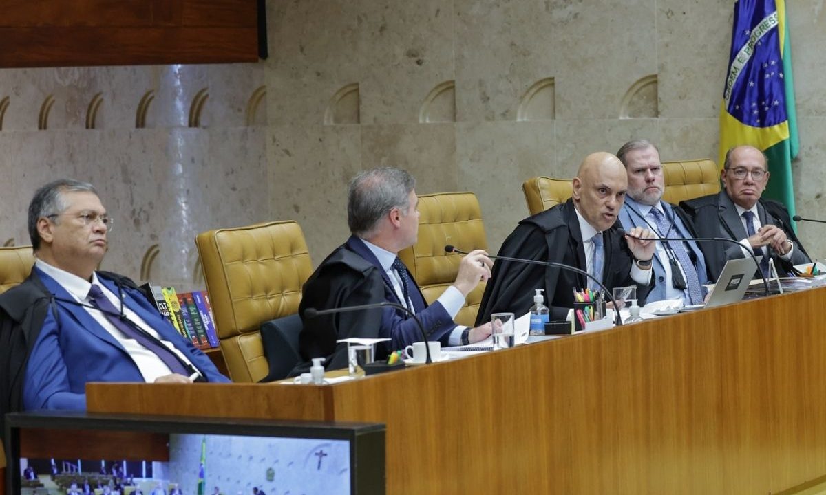 Por 8 votos a 2, os ministros do STF decidiram pela não prorrogação da CPMI do INSS. Apenas André Mendonça e Luiz Fux votaram a favor da CPMI. A imagem mostra Flavio Dino, André Mendonça,. Alexandre de Moraes e Dias Toffoli.