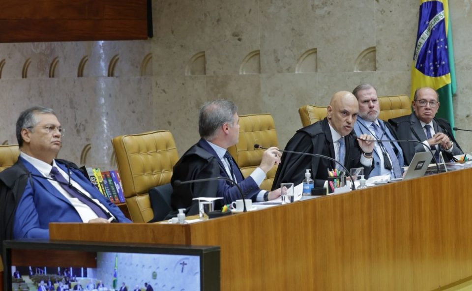 Por 8 votos a 2, os ministros do STF decidiram pela não prorrogação da CPMI do INSS. Apenas André Mendonça e Luiz Fux votaram a favor da CPMI. A imagem mostra Flavio Dino, André Mendonça,. Alexandre de Moraes e Dias Toffoli.