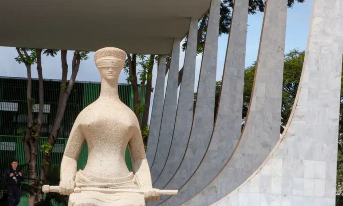 O Supremo Tribunal Federal (STF) decidiu, nesta quarta-feira (25), que os chamados penduricalhos a integrantes do Judiciário e Ministério Público podem chegar até R$ 32 mil acima do teto remuneratório constitucional. A imagem mostra a estatua do STF, em Brasília.