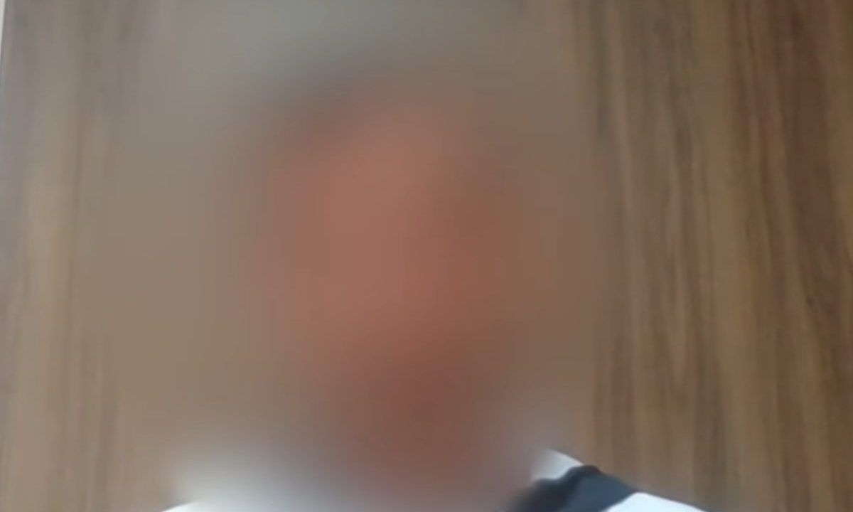 Suspeito de balear ex-mulher alega arrependimento e cita tiro acidental. Imagem mostra o suspeito em entrevista. O rosto dele está borrado para não identificar o homem.