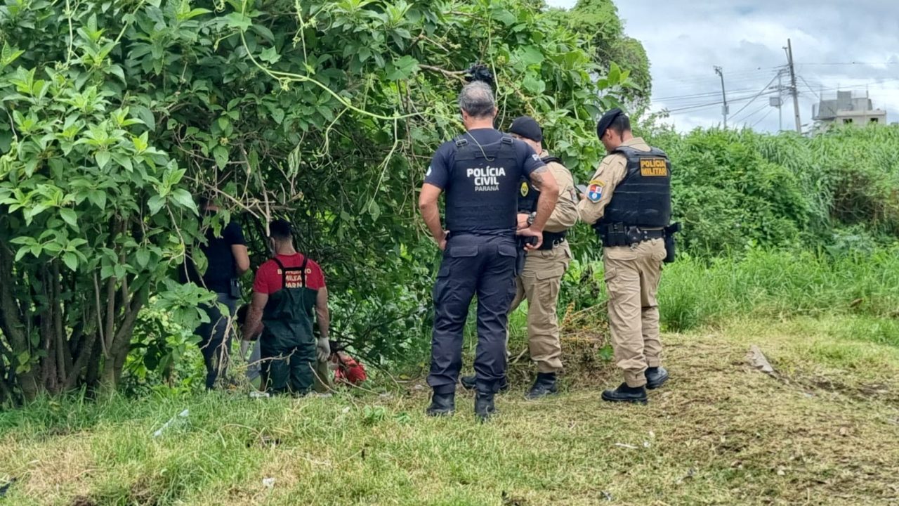Policiais militares, civis e bombeiros atuam no resgate de colombiano morto achado dentro do Rio Atuba