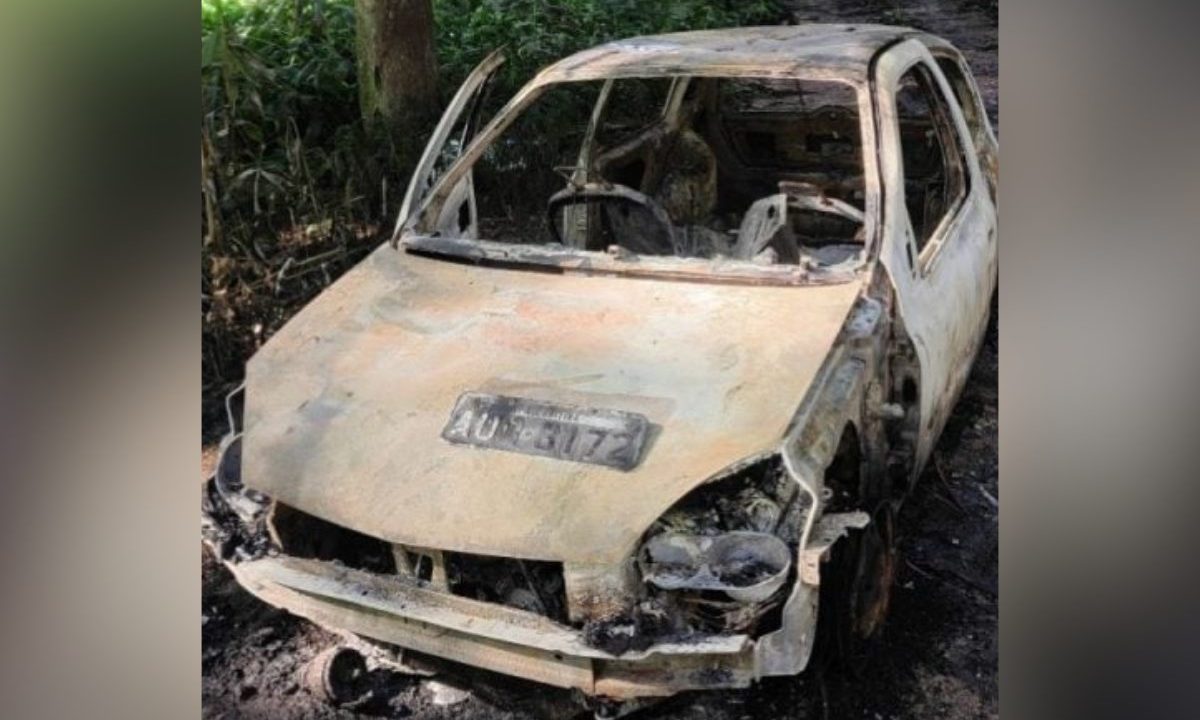O terceiro suspeito de participar de um roubo de carro no Parque Tanguá, em Curitiba, foi preso. Imagem mostra o veículo incediado após diversos crimes na região. O Renault Clio era vermelho, mas na imagem aparece cinza, todo queimado. A placa está no capô do carro.