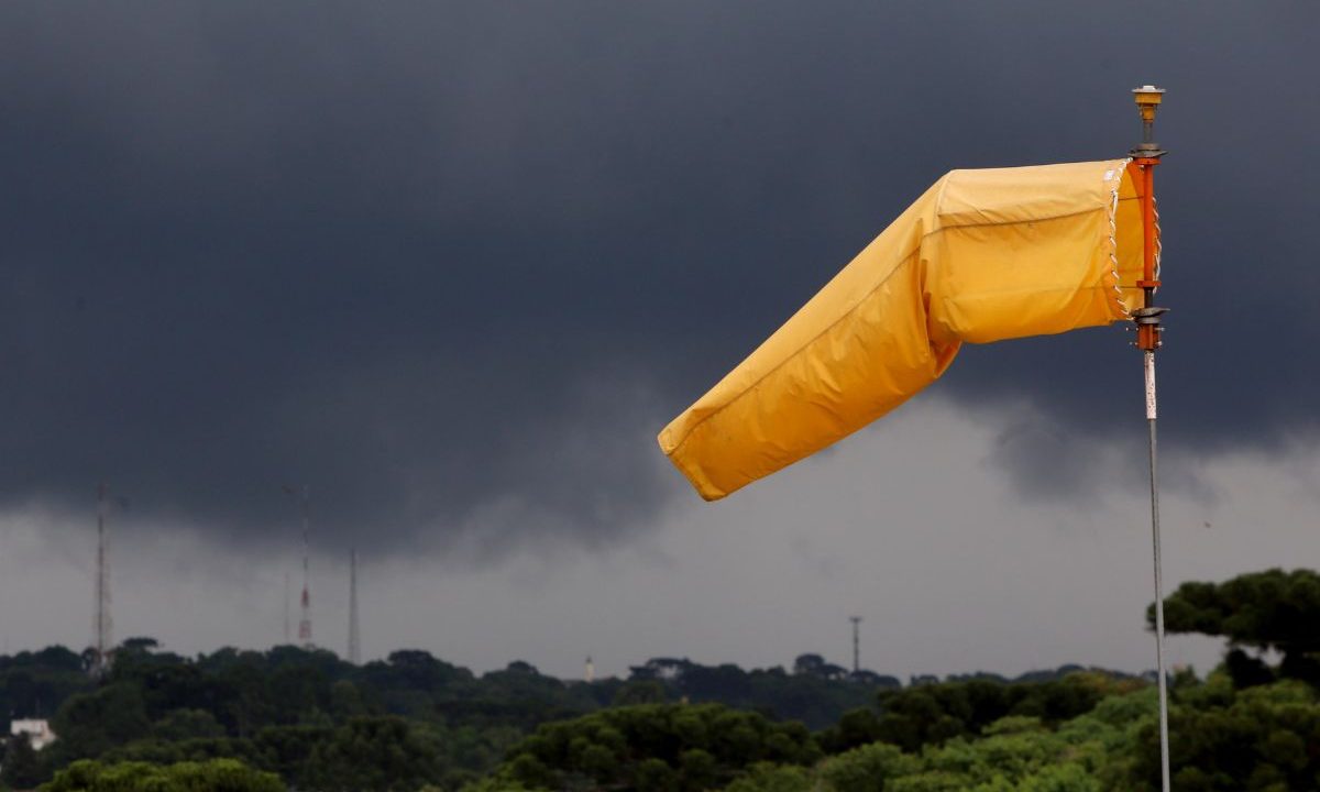foto de uma biruta, dispositivo utilizado para indicar a direção e a intensidade do vento, para ilustrar o alerta laranja para tempestades no paraná