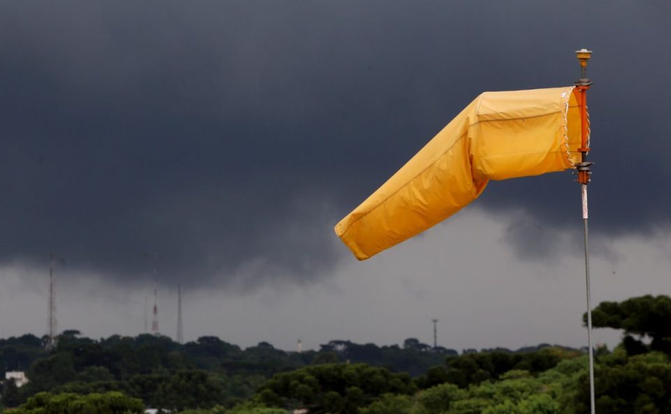 foto de uma biruta, dispositivo utilizado para indicar a direção e a intensidade do vento, para ilustrar o alerta laranja para tempestades no paraná