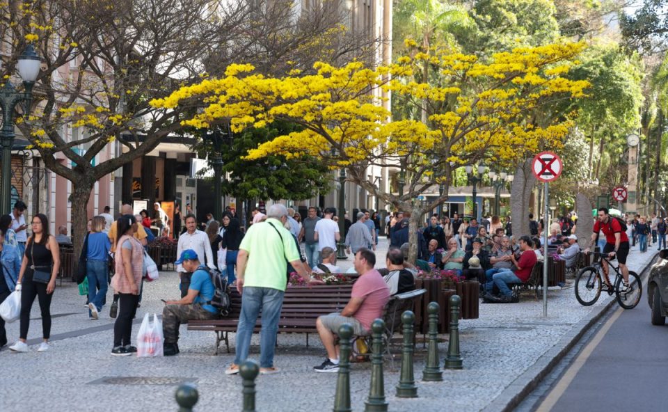 foto do calçadão da rua xv em curitiba para ilustrar a previsão do tempo e a chegada da frente fria