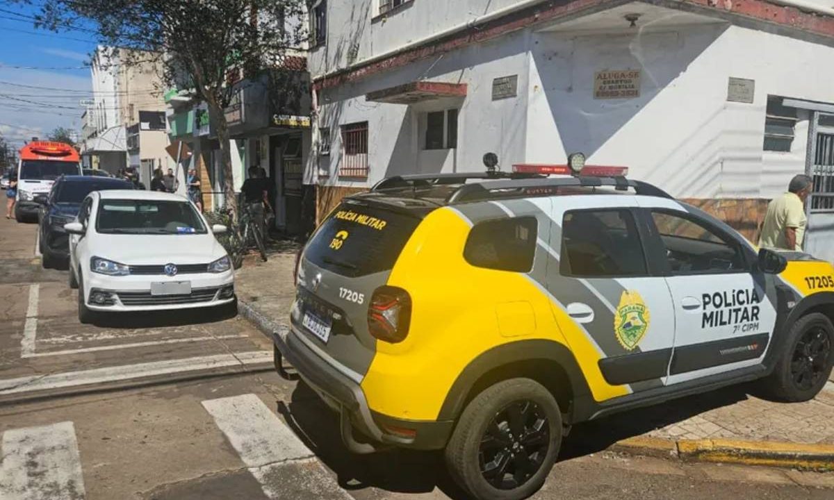 Foto mostra viatura da PM parada em frente a uma casa