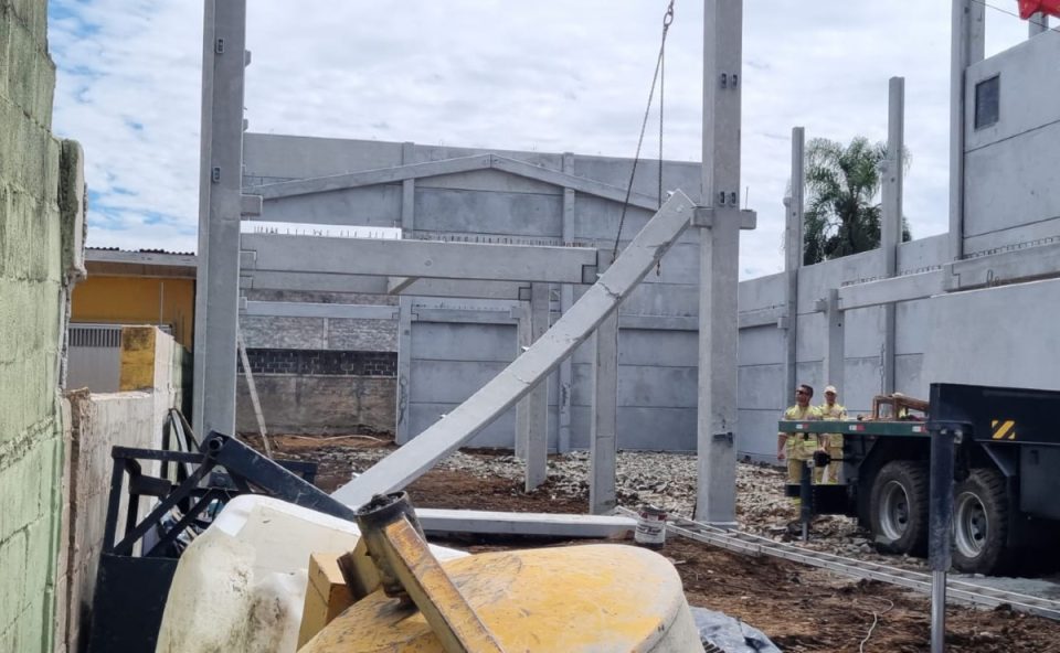 Foto mostra canteiro de obra no bairro Boqueirão, onde trabalhador morreu ao ser atingido por viga de concreto. A estrutura aparece caída e sendo sustentada por uma parede