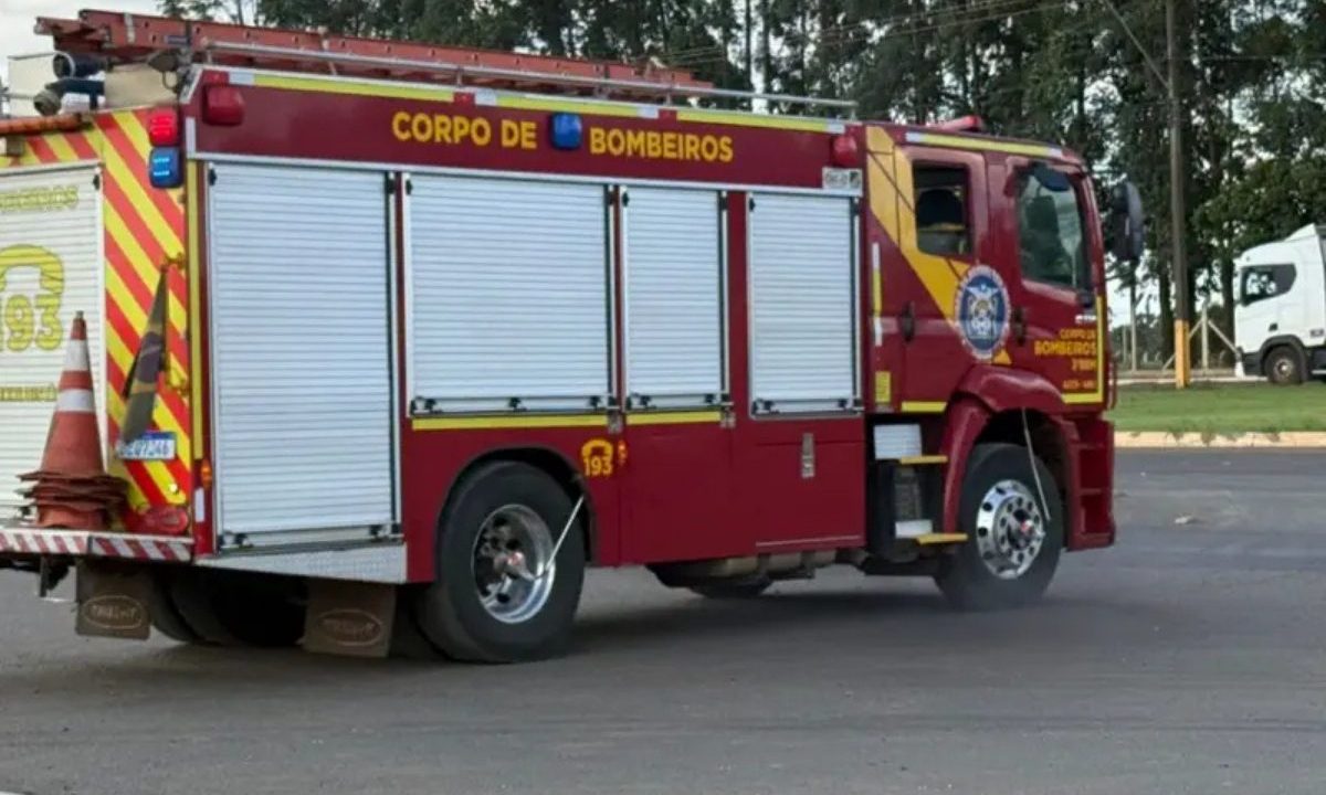 Imagem do caminhão dos bombeiros que atenderam caso do trabalhador que morreu em fábrica de Rolândia.