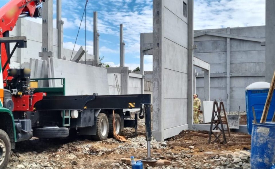 Canteiro de obras no bairro Boqueirão, em Curitiba. Imagem mostra viga de concreto caída após acidente em que um trabalhador foi atingido e morreu.