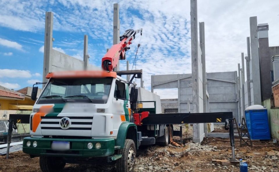 Canteiro de obras no bairro Boqueirão, em Curitiba. Imagem mostra viga de concreto caída após acidente em que um trabalhador foi atingido e morreu.