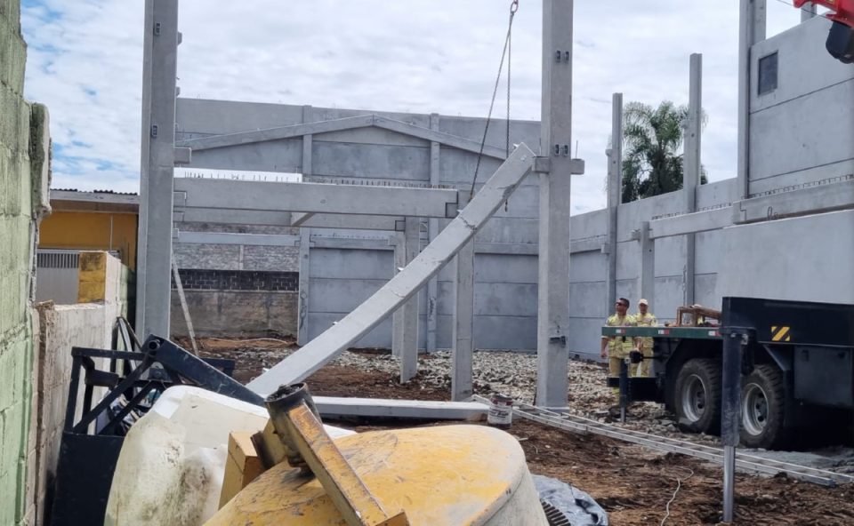 Canteiro de obras no bairro Boqueirão, em Curitiba. Imagem mostra viga de concreto caída após acidente em que um trabalhador foi atingido e morreu.