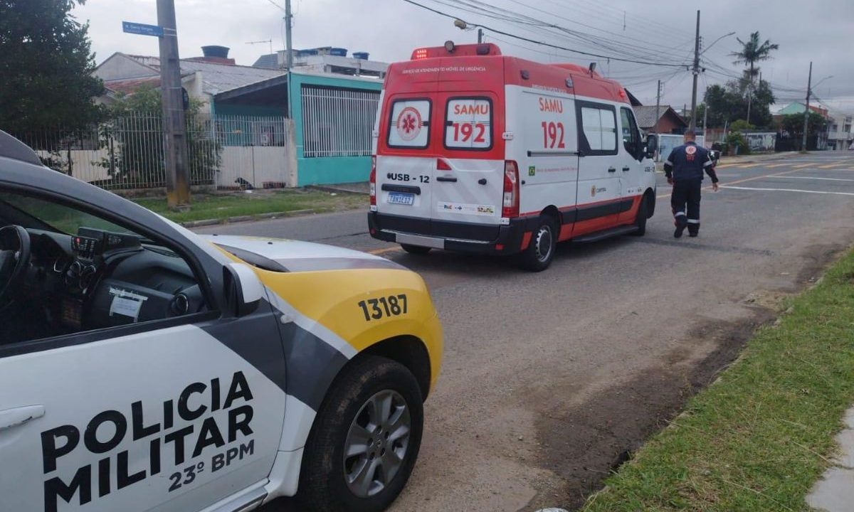 Viaturas da Polícia Militar e ambulância do Samu atendem ocorrência de briga entre irmãos na CIC, em Curitiba.