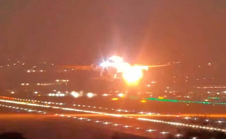 Foto mostra turbina esquerda de avião em chamas após explosão no Aeroporto Internacional de São Paulo, em Guarulhos.
