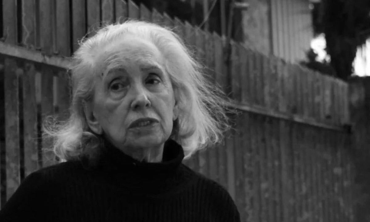 Arlete Caramês triste em gravação de documentário