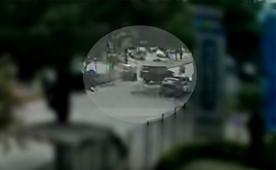 Captura de vídeo que registrou acidente envolvendo três carros no bairro Parolin, em Curitiba. 