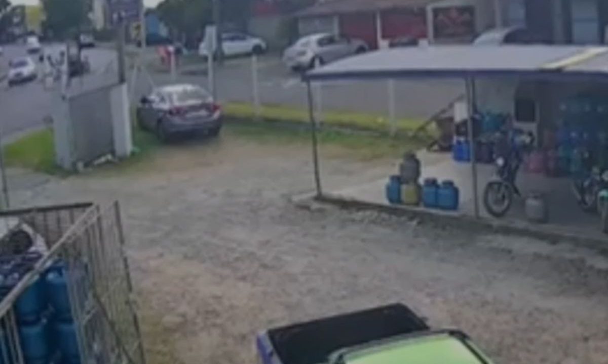 Frame de vídeo mostra rua momentos após tiros e fuga de carros em Almirante Tamandaré