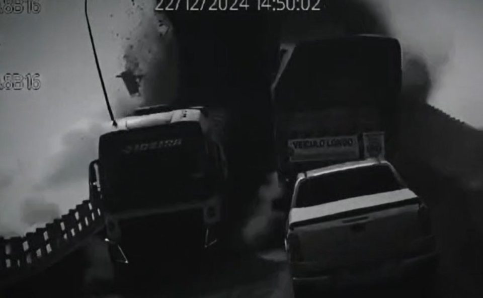 Vídeo gravado por câmera instalada em um caminhão mostra ponte colapsando e veículos caindo em rio