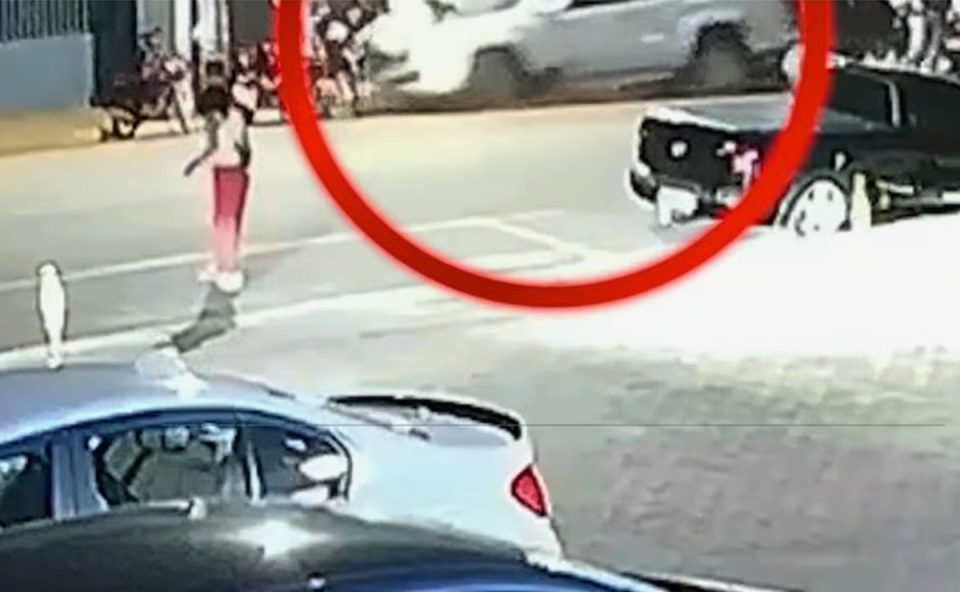 Captura de vídeo mostra uma caminhonete destacada por um círculo vermelho no momento em que o motorista com sinais de embriaguez atropela três pedestres em Toledo.