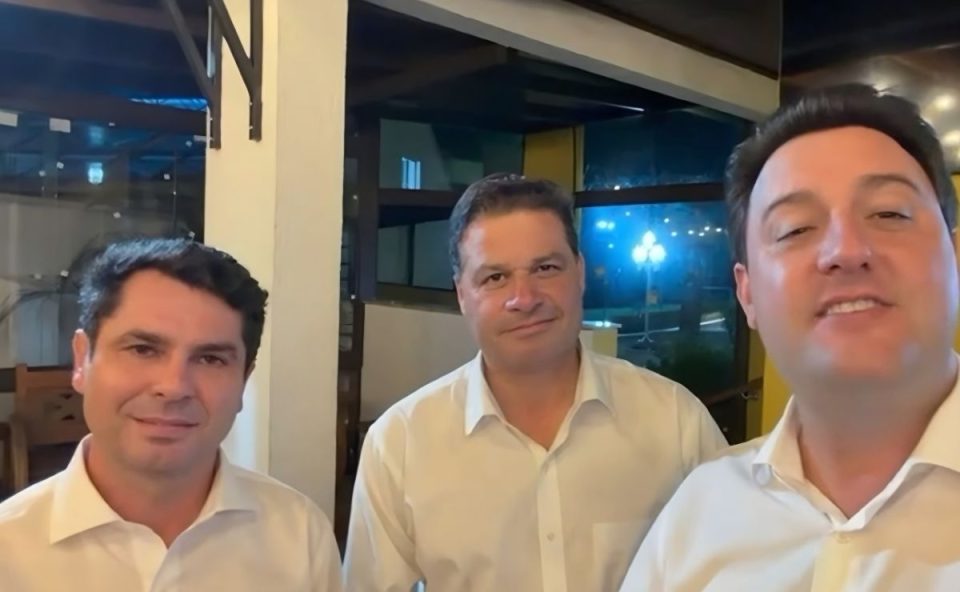 Alexandre Curi (à esquerda), Sandro Alex (centro) e Ratinho Junior (à direita) anunciam os planos eleitorais para 2026