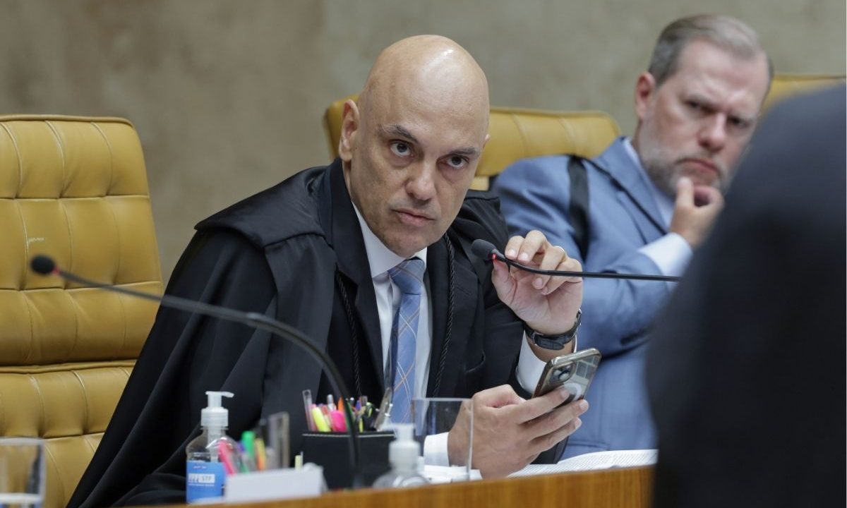 Alexandre de Moraes, em primeiro plano, participa de sessão no STF sendo assistido ao fundo pelo ministro Dias Toffoli
