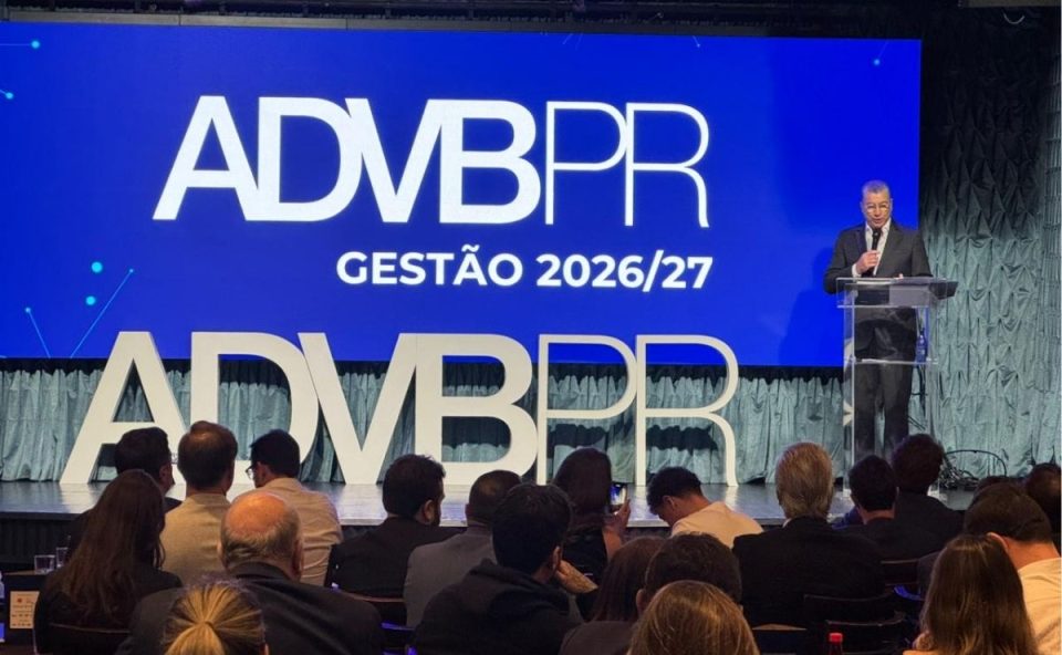 Presidente Roberto Herrera no púlpito durante a cerimônia de posse ADVB/PR para a gestão 2026/2027. O telão ao fundo exibe a marca da associação e o biênio.