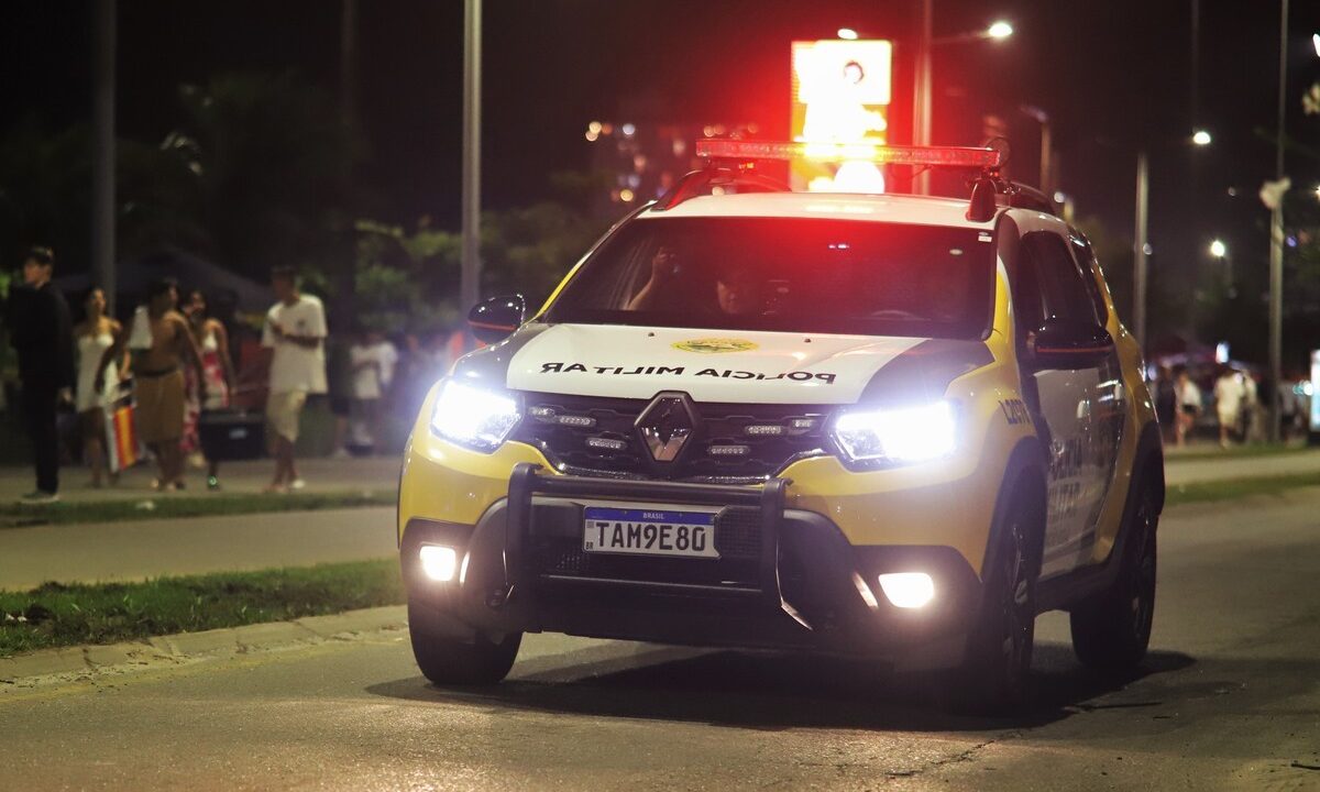 Viatura da polícia militar de noite, como a que atendeu o jovem que foi baleado após ameaça da tia do amigo