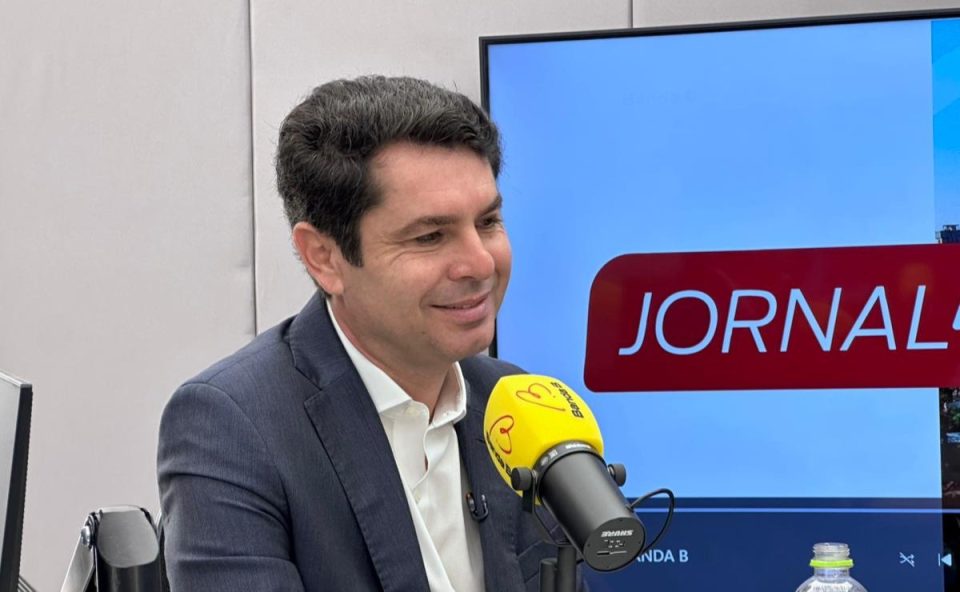 Alexandre Curi é um homem de cabelo castanho vestindo terno e falando no microfone da Banda B sobre demora para definir candidato que concorrerá com Moro