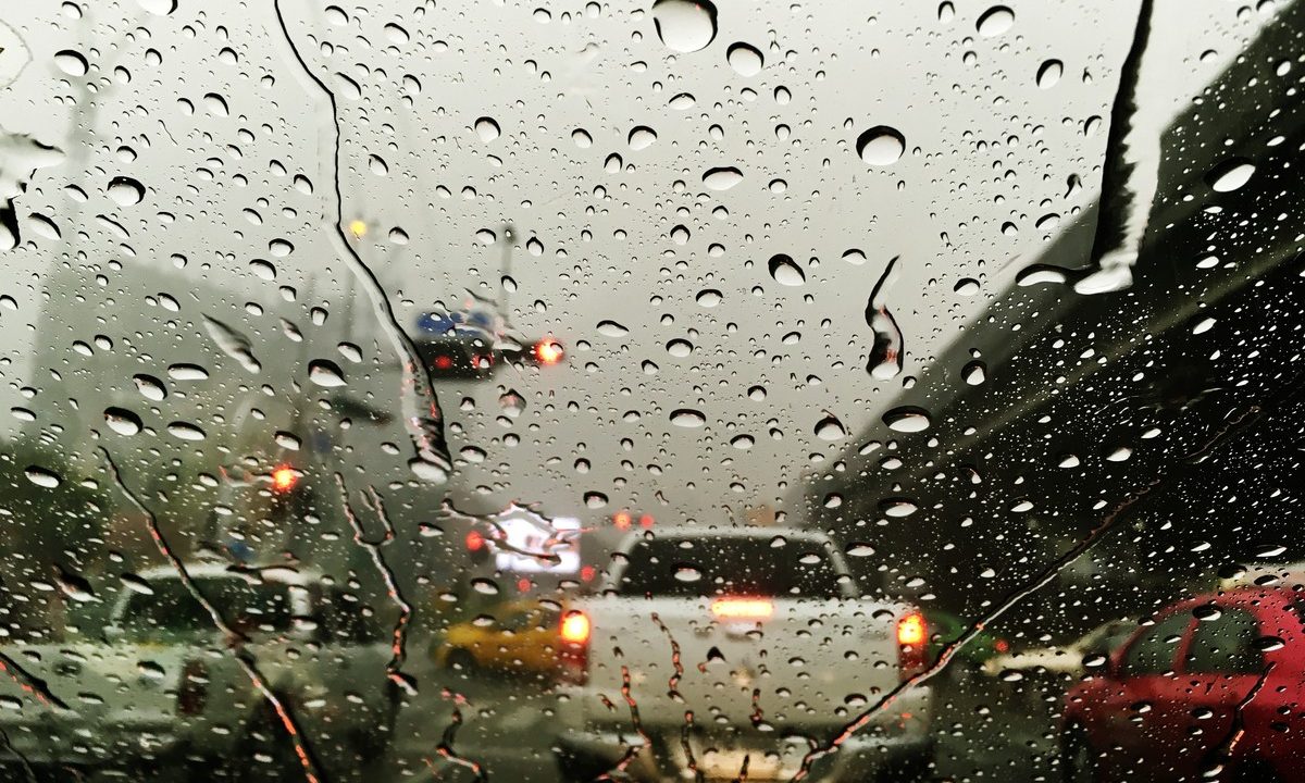 Vidro de carro molhado. A imagem ilustra como ficam os carro de acordo com o alerta de tempestade no paraná do INMET