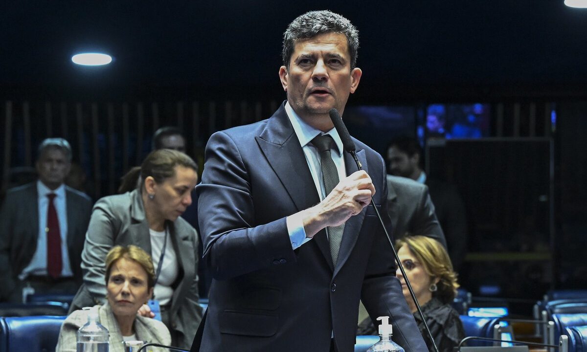 Sergio Moro, que pode vender as eleições para governador do paraná em primeiro turno, aparece vestindo terno e segurando microfone na tribuna em pronunciamento no plenário do Senado