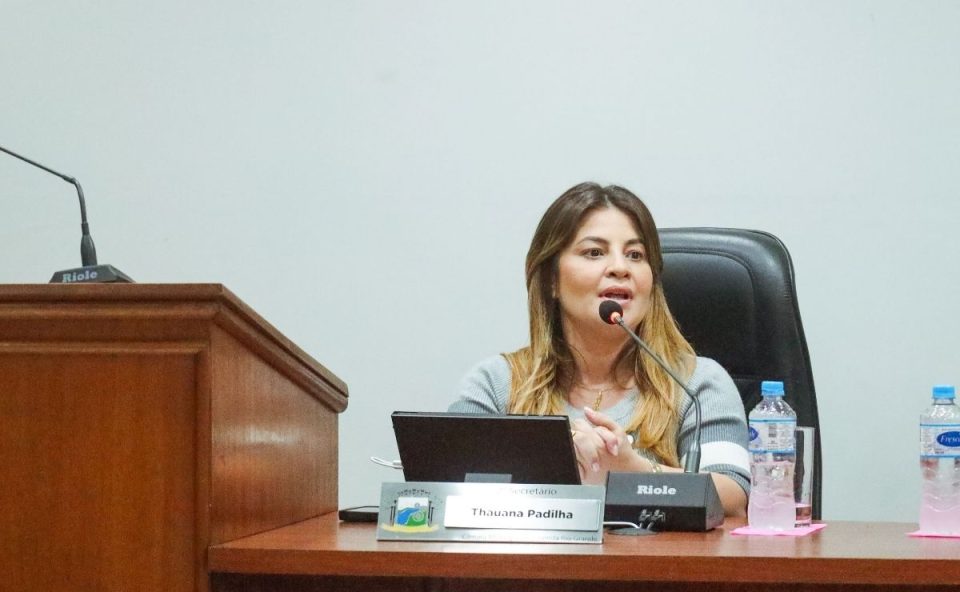 Vereadora Thauna Padilha, de Fazenda Rio Grande, durante sessão da Câmara Municipal