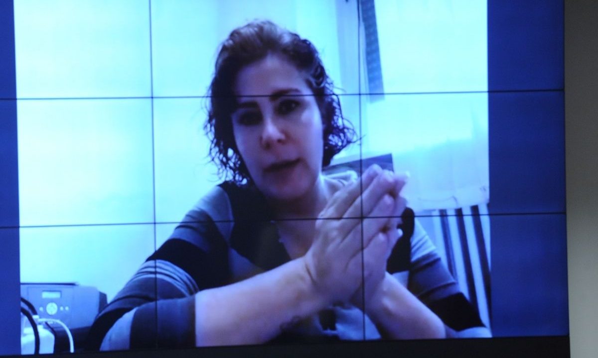 Carla Zambelli é vista em um telão na sala da Comissão de Constituição e Justiça da Câmara dos Deputados
