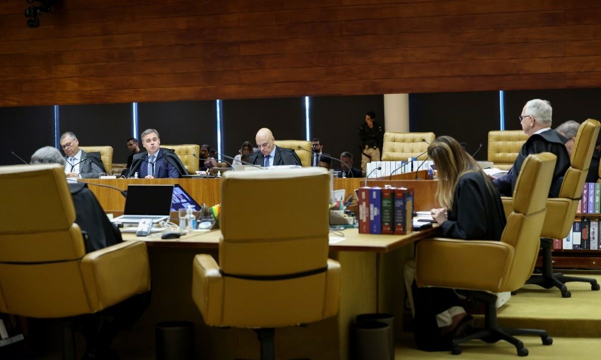 Foto de arquivo do plenário do Supremo Tribunal Federal (STF). Em destaque, ministros em sessão de julgamento, incluindo Alexandre de Moraes ao centro. A imagem é utilizada de forma ilustrativa para a decisão sobre pagamento do piso do magistério a professores temporários