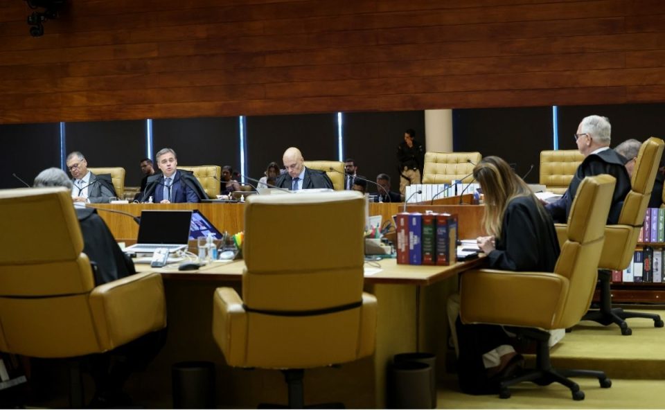 Foto de arquivo do plenário do Supremo Tribunal Federal (STF). Em destaque, ministros em sessão de julgamento, incluindo Alexandre de Moraes ao centro. A imagem é utilizada de forma ilustrativa para a decisão sobre pagamento do piso do magistério a professores temporários