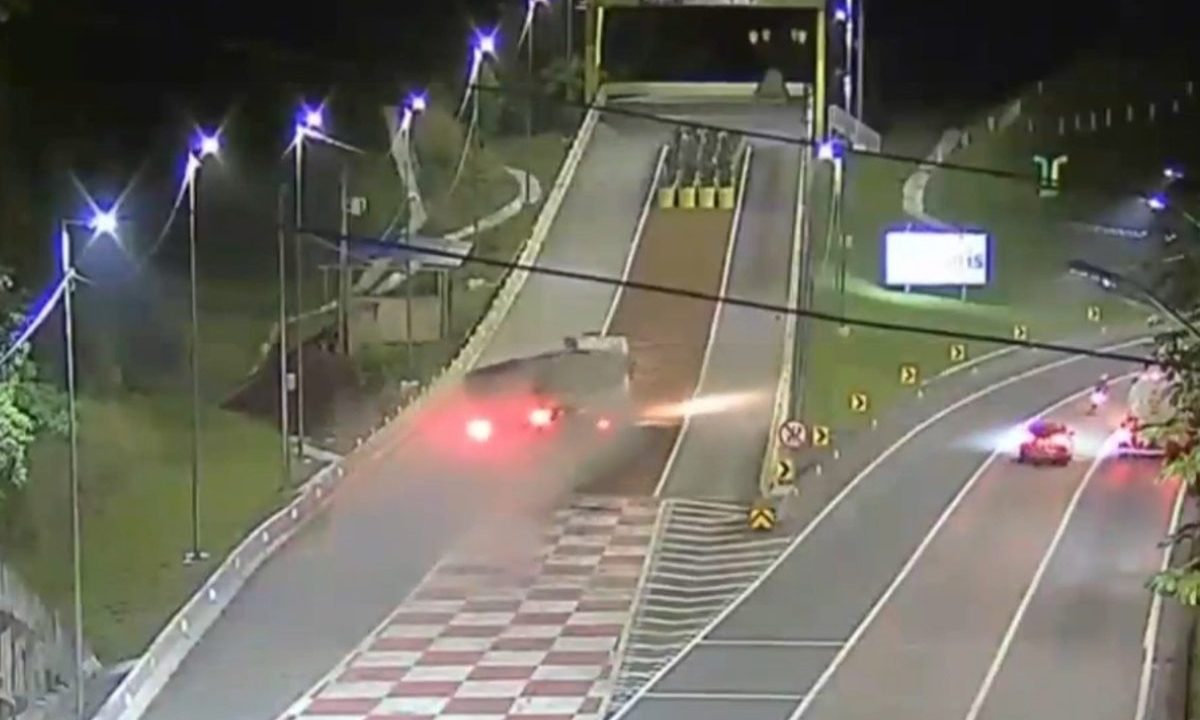 Print da tela de Vídeo captura momento em que caminhão entra na área de escape