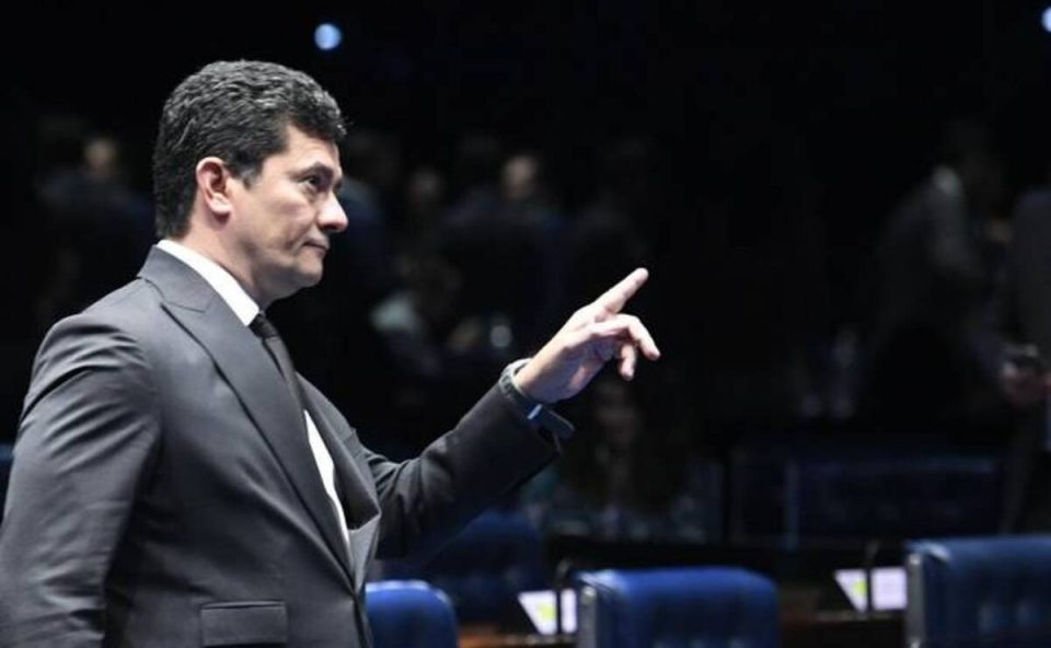Sergio moro, que critica as obras do Paraná, veste terno e gravata e aponta enquanto discursa