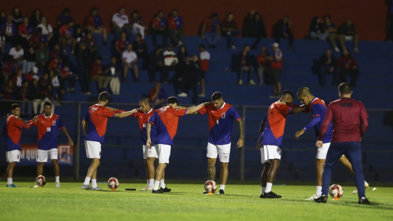 Jogadores do Paraná Clube em aquecimento na Vila Capanema