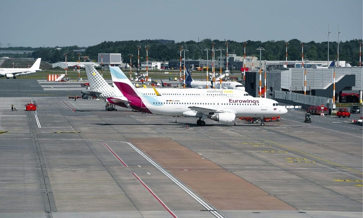 Imagem mostra avião pousado em aeroporto internacional. O aumento dos combustíveis fez aeroportos cancelarem voos