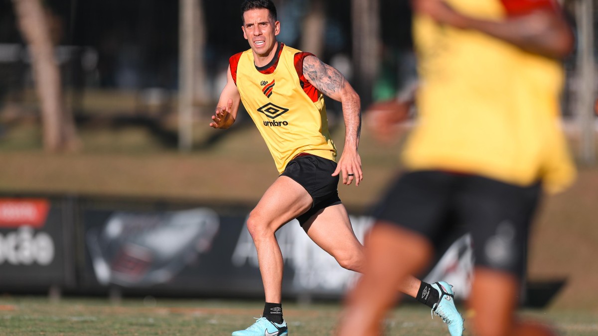 Benavídez em treino do Athletico no CT do Caju