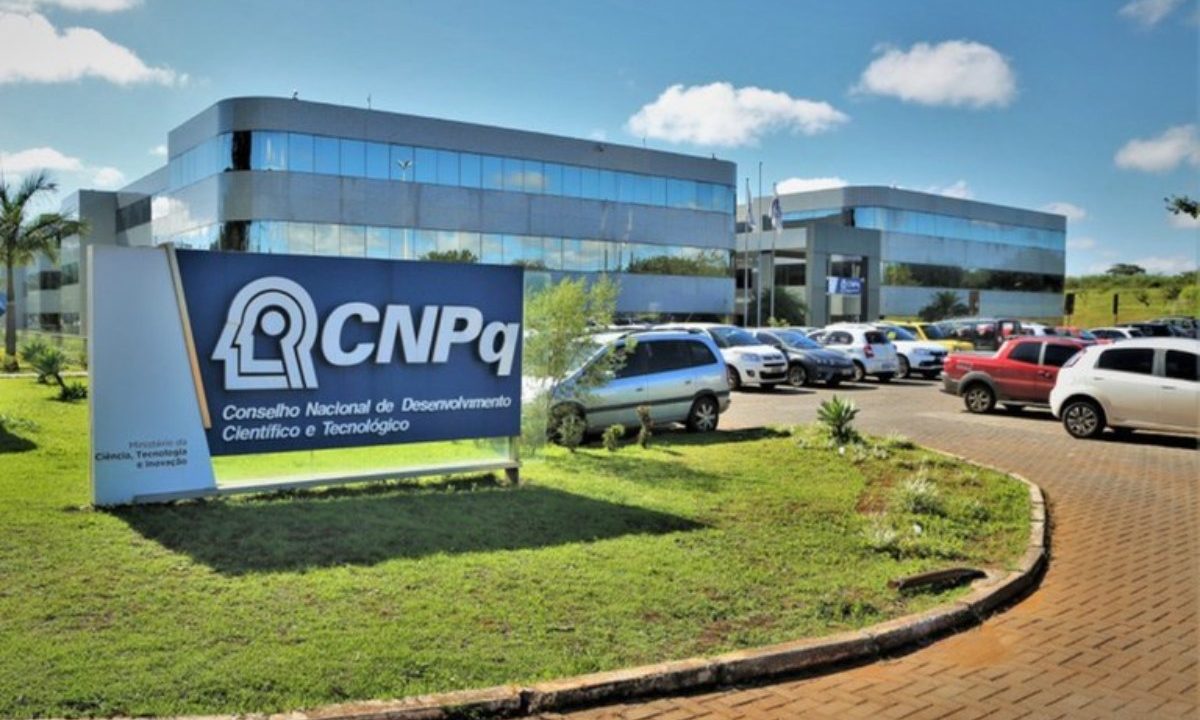 Foto da fachada do Conselho Nacional de Desenvolvimento Científico e Tecnológico (CNPq); imagem usada para ilustrar matéria sobre o edital da nova edição do Programa de Capacitação Institucional (PCI). Uma iniciativa que marca uma reformulação no modelo de concessão de bolsas